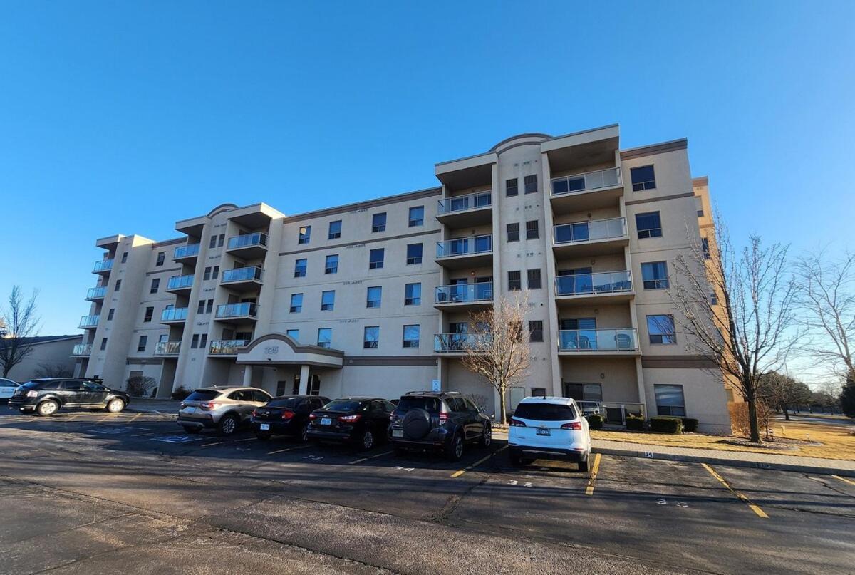 Impressive Furnished Apartment In Town Of Tecumseh Exterior foto
