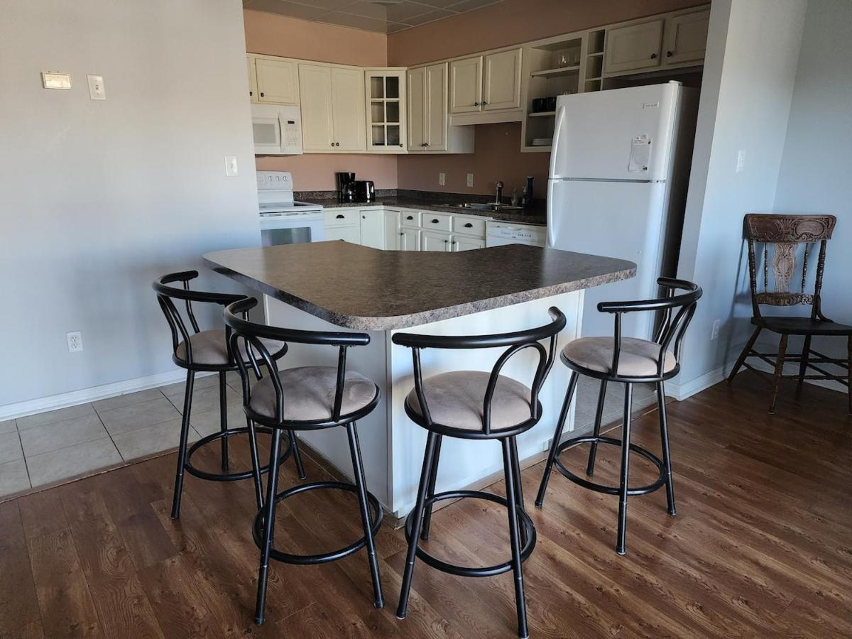 Impressive Furnished Apartment In Town Of Tecumseh Exterior foto